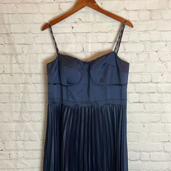 City Chic Plus Size Dress, Pleat Desire Dress Size Small Size 16 - Picture 5 of 15